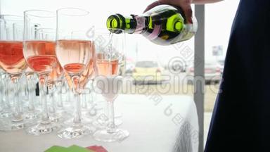 汽水从瓶子里倒出玻璃杯，女人手拿瓶子，倒出玫瑰香槟